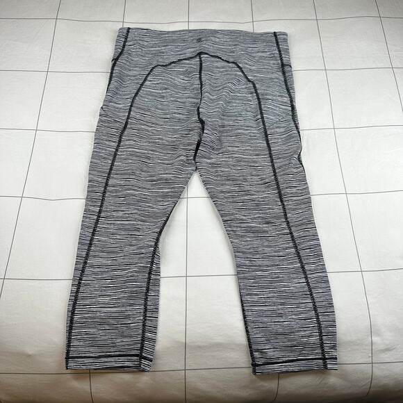 Athleta Leggings Womens Large Black White Ultimate Capri Linear Lines Striped - Picture 3 of 10
